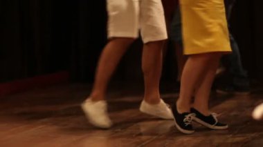 Meşgul Salsa Kulübü 'nde birkaç Latin Dansı. Yavaş çekim, değişken çerçeve hızı
