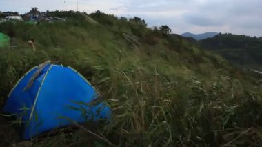 KANCHANABURI, THAILAND - 2001, 2017: insanlar Nern Chang Suek 'te kamp kuruyor. Burası Kanchanaburi 'nin en ilginç yerlerinden biri çünkü burası dağın manzarası.