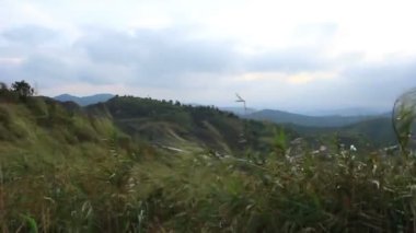 KANCHANABURI, THAILAND - 2001, 2017: insanlar Nern Chang Suek 'te kamp kuruyor. Burası Kanchanaburi 'nin en ilginç yerlerinden biri çünkü burası dağın manzarası.