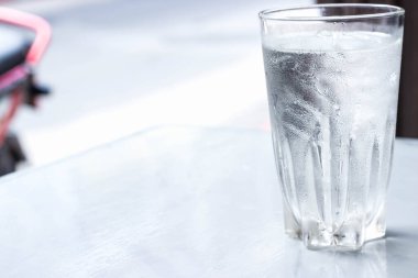 Biraz buz seçici odaklı su bardağı, bir kısmını bulanıklaştırır.