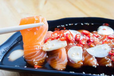 Soya soslu siyah somon balığı turşusu. Japon yemeği..