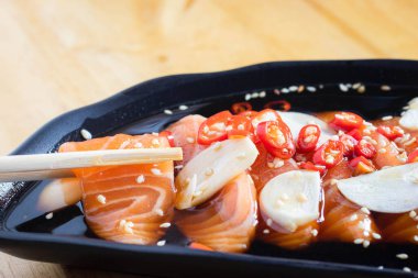 Soya soslu siyah somon balığı turşusu. Japon yemeği..