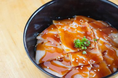 Japon pilavında teriyaki soslu yanmış pastırma. Donburi menüsü.