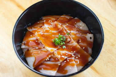 Japon pilavında teriyaki soslu yanmış pastırma. Donburi menüsü.