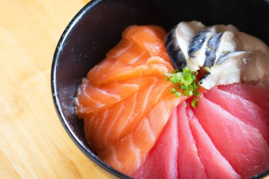 Karışık çiğ balık Donburi, karışık sashimi, somon, ton balığı ve uskumru..