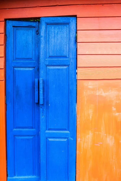 Puerta Madera Azul Con Pared Naranja — Foto de Stock