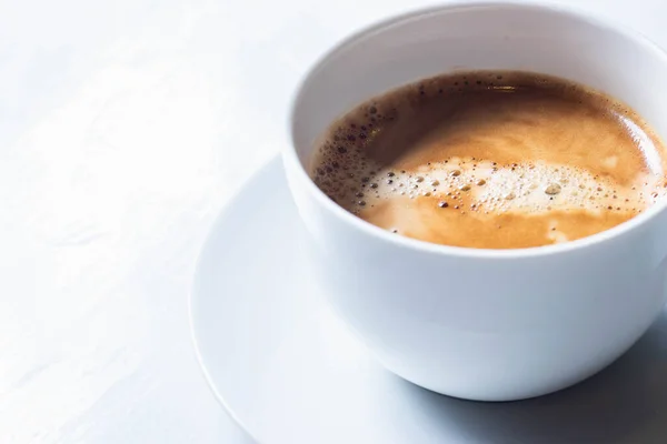 Gorąca Kawa Americano Białym Kubku Izolowane Białym Stole — Zdjęcie stockowe