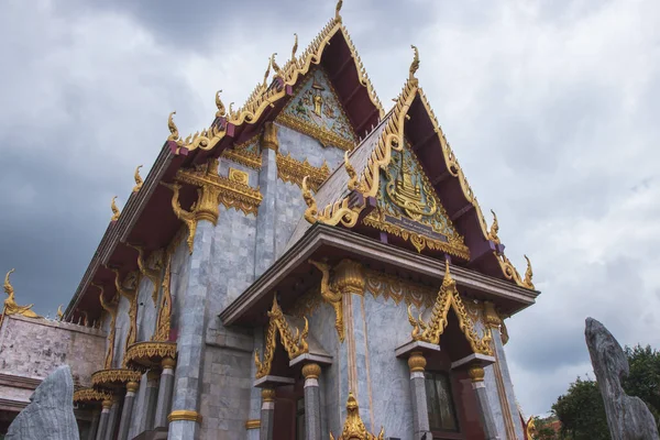 泰国东北部的泰国风格教堂 背景为雨云 — 图库照片