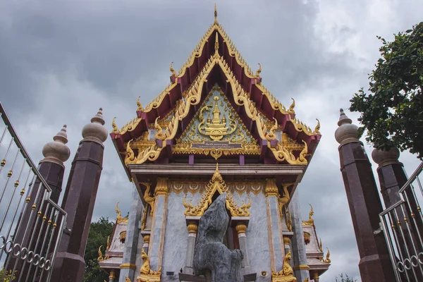 Тайская Церковь Северо Восточном Таиланде Облаками Дождя Фоне — стоковое фото