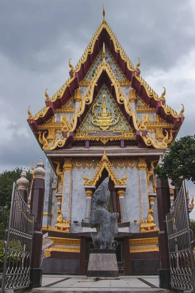 Thaise Stijl Kerk Het Noordoosten Van Thailand Met Regenwolken Achtergrond — Stockfoto