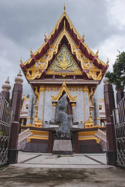 タイ北東部のタイ式教会を背景に雨雲 — ストック写真