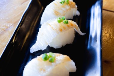 Engawa, Moğol balıklarının yüzmesinde kullanılan üst yüzgeçtir. Et bembeyaz, oldukça yağlı, çiğnendiğinde çıtır çıtır. Güzel kokması için genelde yanmış, suşi malzemesi olarak kullanılıyor..