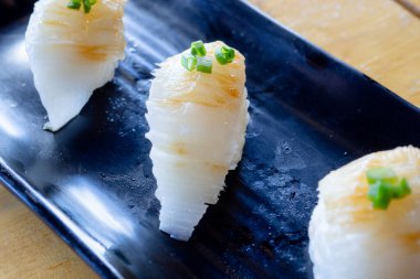 Engawa, Moğol balıklarının yüzmesinde kullanılan üst yüzgeçtir. Et bembeyaz, oldukça yağlı, çiğnendiğinde çıtır çıtır. Güzel kokması için genelde yanmış, suşi malzemesi olarak kullanılıyor..