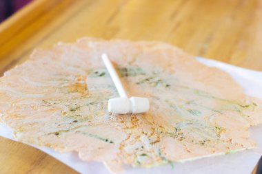 Sembei bir Japon pirinç krakeridir. Deniz yosunu salatasıyla yapılır. Tatlı ve çıtır çıtır bir çarşaf şeklinde ısıtılır..