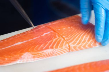 Japon aşçılar somon filetosu fileto yapıyor, filetoyu en iyi şekilde yapmak için hassas bir profesyonel beceri..