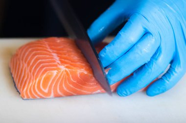 Japon aşçılar somon filetosu fileto yapıyor, filetoyu en iyi şekilde yapmak için hassas bir profesyonel beceri..