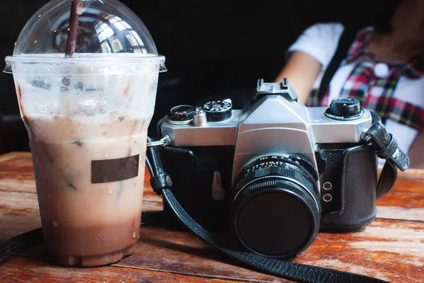 Tourists Place Film Cameras Iced Cocoa Table While Relaxing Cafe — Stock Photo, Image