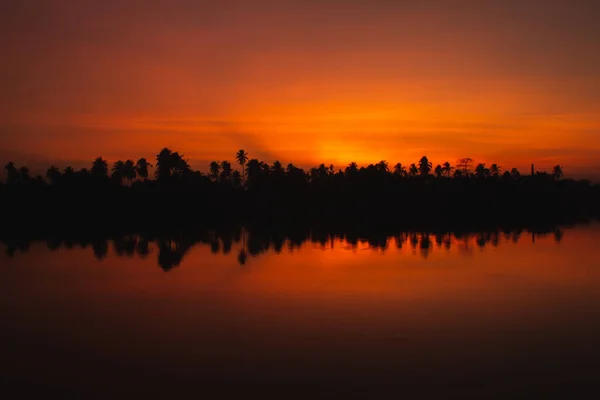 Coucher Soleil Orange Reflet Ciel Dans Eau Avec Silhouette Arbres — Photo