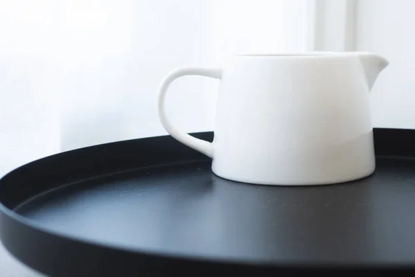 Белая Мерная Чашка Свежего Молока Молока Пару Налитого Кофе Помещенная — стоковое фото
