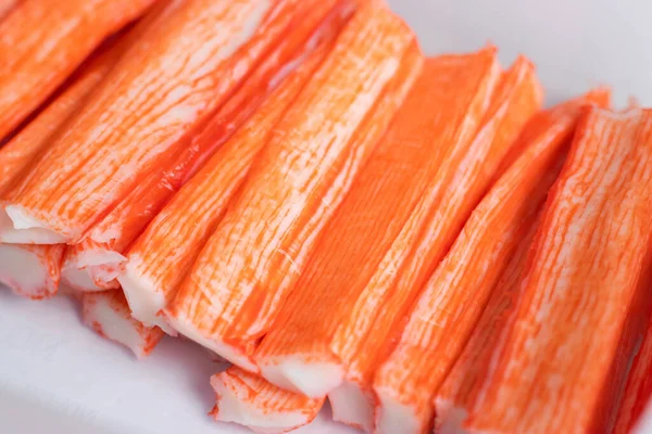 赤と白の肉の詳細を示す行に冷凍カニの棒のクローズアップ — ストック写真