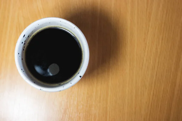 Frisch Gebrühter Kaffee Einer Weißen Tasse Japanischen Stil Auf Einem — Stockfoto