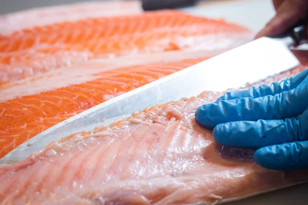 日本人シェフが鮭を詰め込み フィレを最大限に活用する繊細なプロの技術 ストック画像