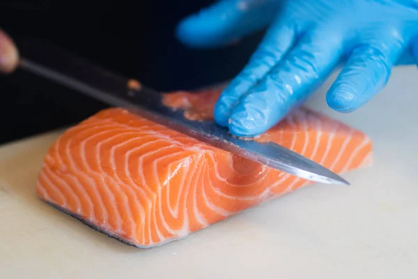 日本人シェフが鮭を詰め込み フィレを最大限に活用する繊細なプロの技術 ストック画像