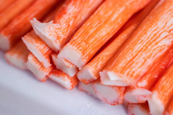 赤と白の肉の詳細を示す行に冷凍カニの棒のクローズアップ ロイヤリティフリーのストック写真