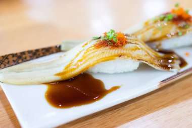 Japon tabağında unagi soslu Anago yılan balığı suşisi.