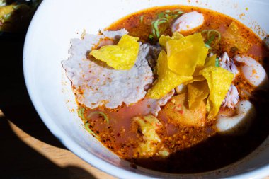 Balık köfteli erişte ve kıymalı domuz eti Tayland usulü erişte..