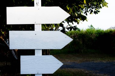 Metin ve yön için beyaz tahta tabela