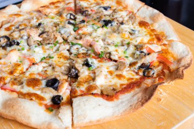 Tahta tepside ev yapımı ince pizza.