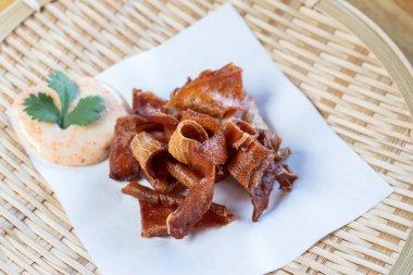 Japon usulü kurutulmuş vatoz yüzgeci mayonez ile servis edilir..