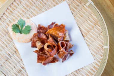 Japon usulü kurutulmuş vatoz yüzgeci mayonez ile servis edilir..