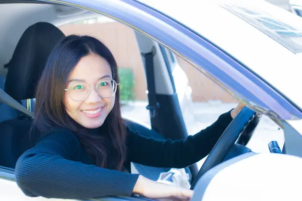 Mujer Asiática Vestida Negro Preparándose Para Conducir Destino Con Una Fotos De Stock