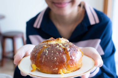 Krem peynirli sarımsaklı ekmek Beyaz tabakta.