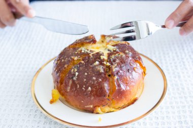 Krem peynirli sarımsaklı ekmek Beyaz tabakta.