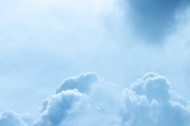 Gökyüzünde yağmur bulutlarının düşmek üzere olduğu siyah bulutlar var. Doğal arkaplan ve doku.