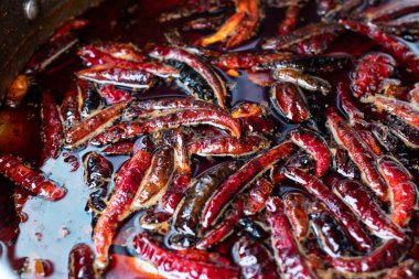 Kurutulmuş biber ve baharatlı çorbanın içine koy..