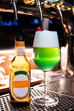 Şarap kadehlerinde bira kokteylleri barın üzerine konur..