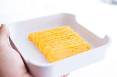 Beyaz tepside hazırlanmış tatlı yumurtalar, yemeye hazır..