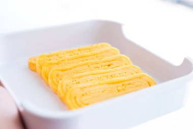 Beyaz tepside hazırlanmış tatlı yumurtalar, yemeye hazır..