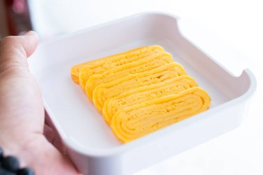 Beyaz tepside hazırlanmış tatlı yumurtalar, yemeye hazır..