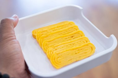 Beyaz tepside hazırlanmış tatlı yumurtalar, yemeye hazır..