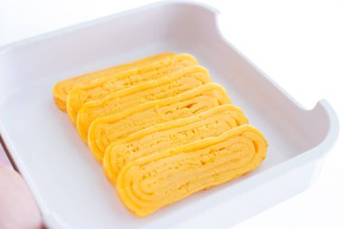 Beyaz tepside hazırlanmış tatlı yumurtalar, yemeye hazır..