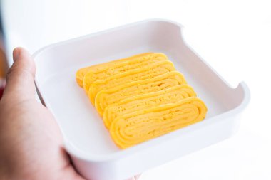 Beyaz tepside hazırlanmış tatlı yumurtalar, yemeye hazır..