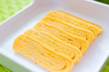 Beyaz tepside hazırlanmış tatlı yumurtalar, yemeye hazır..