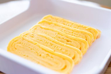 Beyaz tepside hazırlanmış tatlı yumurtalar, yemeye hazır..