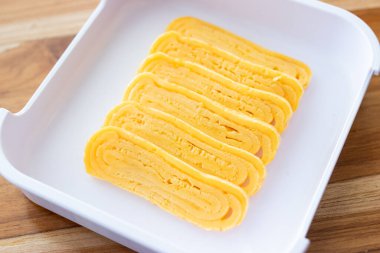 Beyaz tepside hazırlanmış tatlı yumurtalar, yemeye hazır..