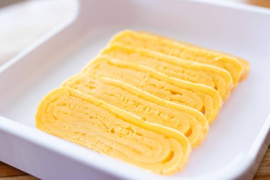 Beyaz tepside hazırlanmış tatlı yumurtalar, yemeye hazır..